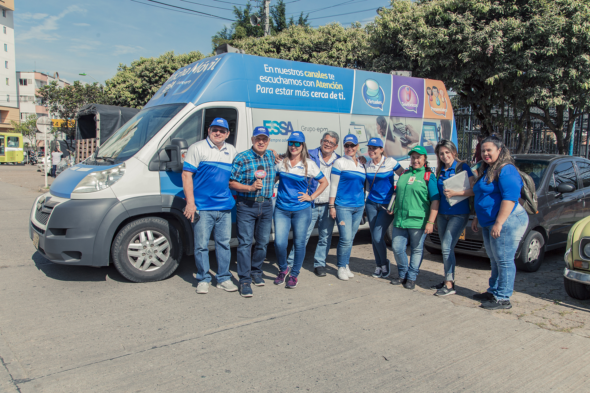 imagen de oficina movil y trabajdores ESSA imagen de oficina movil y trabajdores ESSA